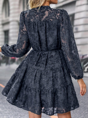 Robes courtes et mini à manches longues en tissu texturé avec découpe florale, idéales pour les trajets quotidiens.