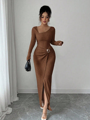 Maxikleider mit unregelmäßigem Ausschnitt und einfarbiger Strickstruktur