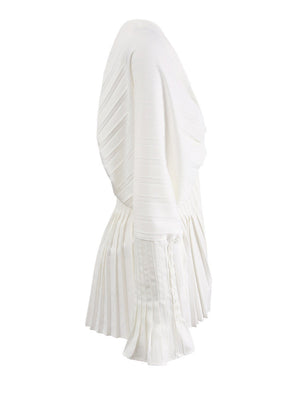 Chemise blanche à taille plissée, col en V et manches longues évasées