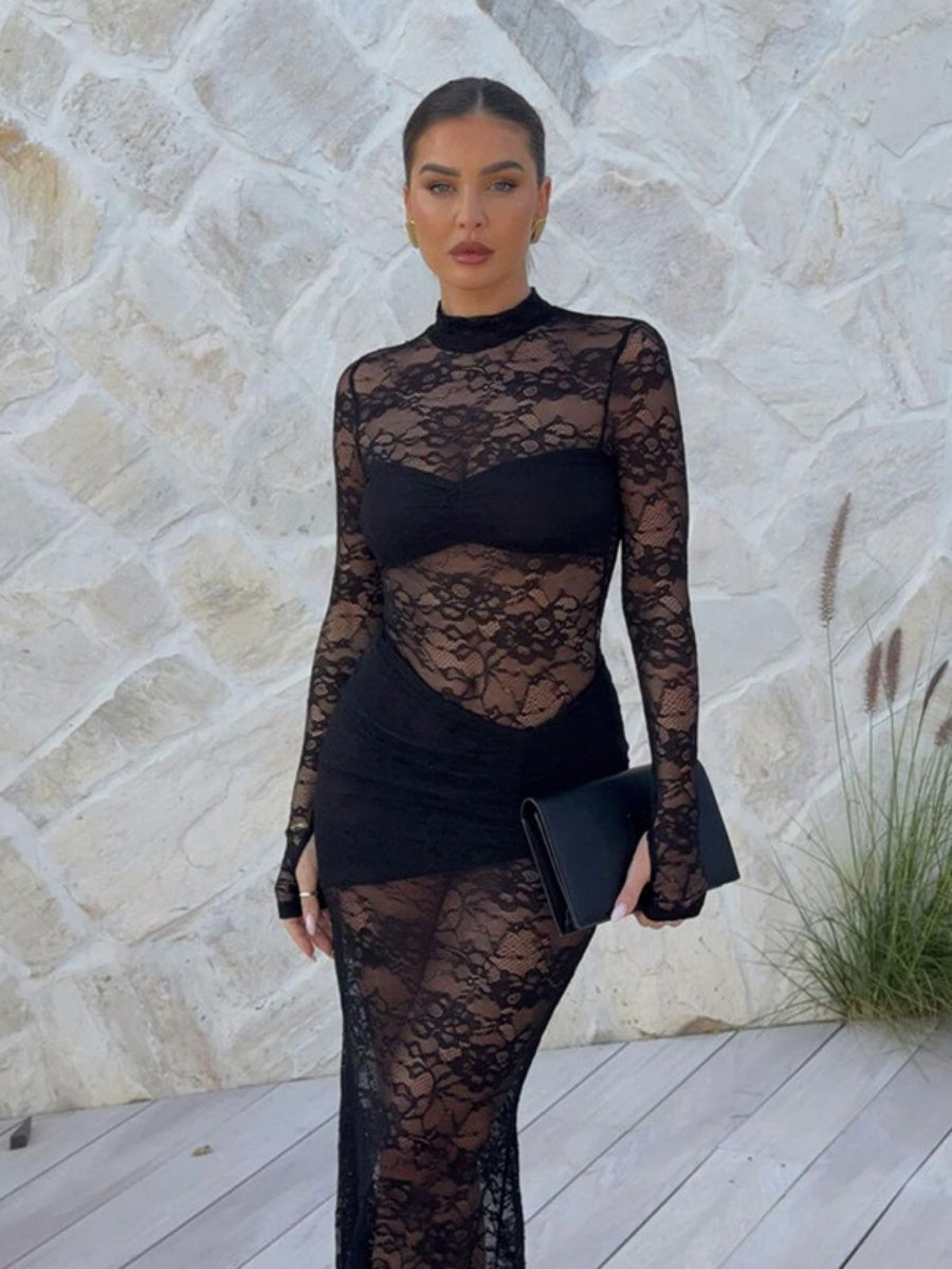 Robe longue moulante en dentelle ajourée et transparente