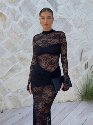 Robe longue moulante en dentelle ajourée et transparente