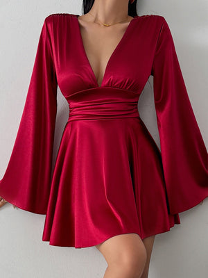 Mini- und kurze Kleider mit V-Ausschnitt, langen Ärmeln und ausgestellten Ärmeln