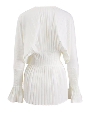 Chemise blanche à taille plissée, col en V et manches longues évasées