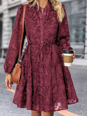 Robes courtes et mini à manches longues en tissu texturé avec découpe florale, idéales pour les trajets quotidiens.