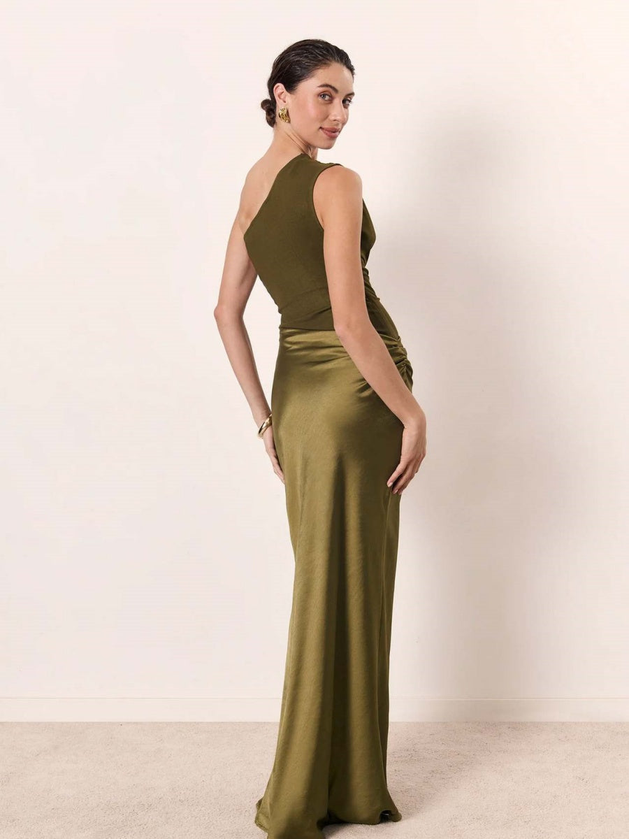 Ärmellose, schräg geschnittene Maxikleider aus Satin in Unifarben mit schrägem Kragen