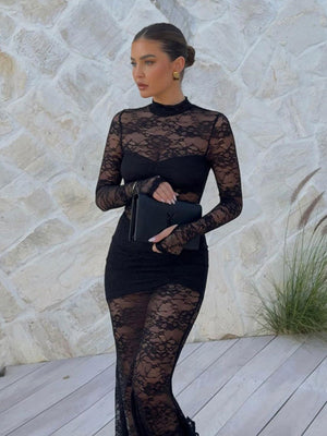 Robe longue moulante en dentelle ajourée et transparente