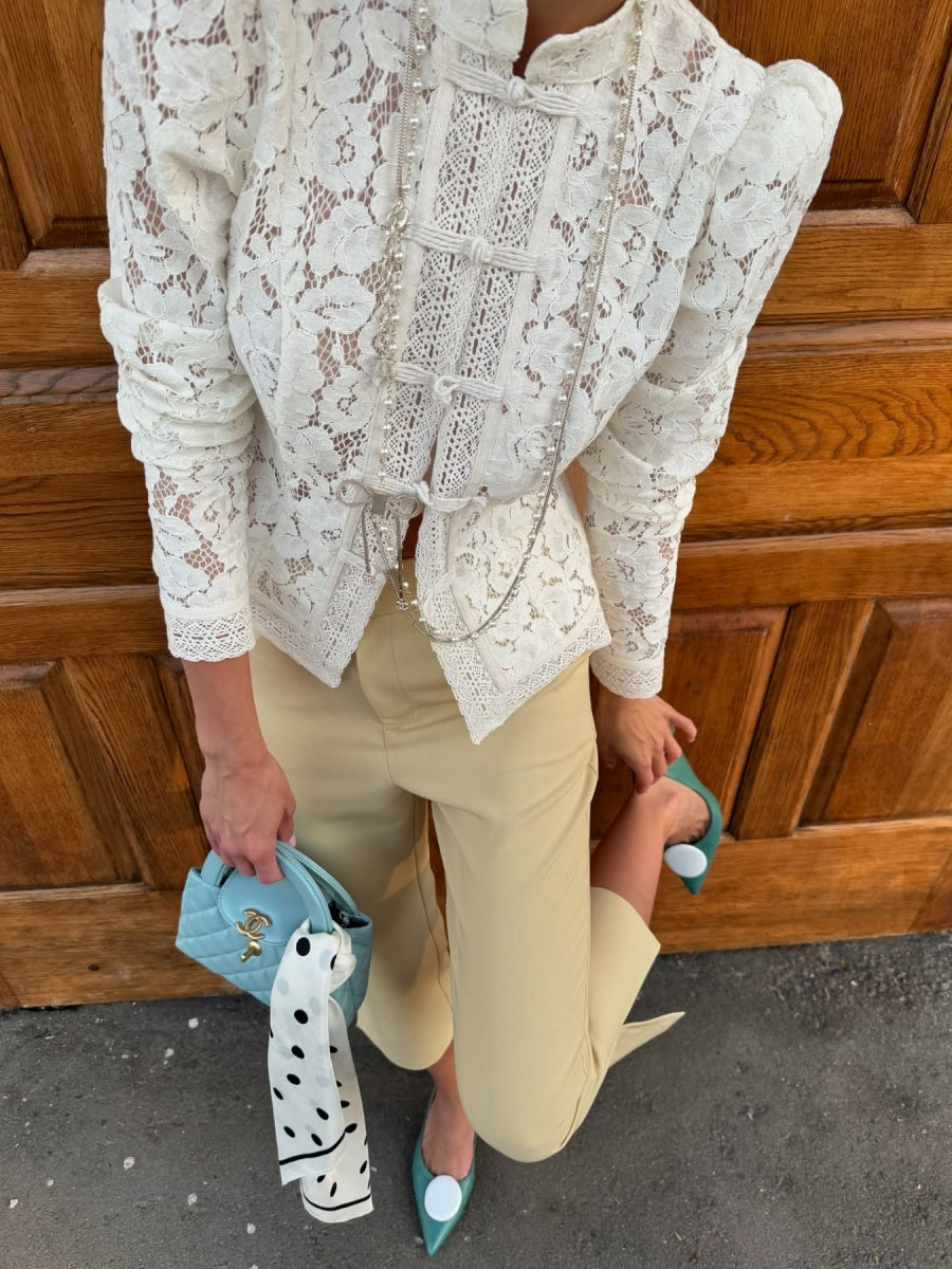 Haut transparent à col montant en dentelle crochetée et coupe ajustée, manches longues