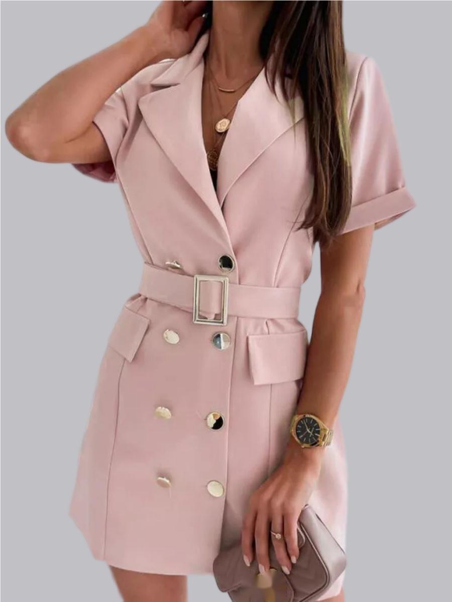 Robe tailleur courte à double boutonnage, ceinture et chaîne à revers, manches courtes et taille cintrée.