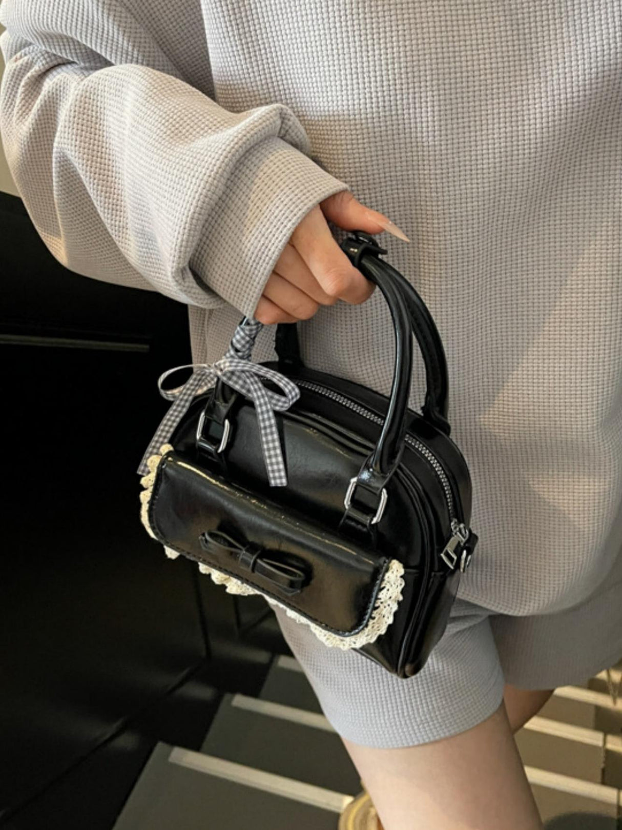 Sac à main orné de dentelle