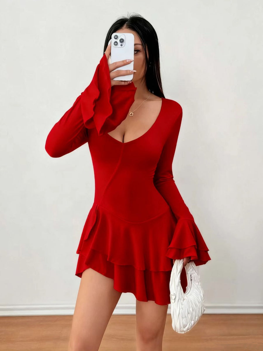 Mini- und kurze Kleider mit V-Ausschnitt, langen Ärmeln und Rüschen