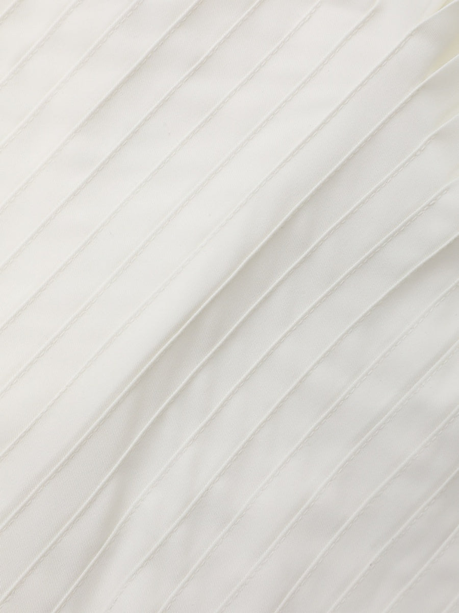 Chemise blanche à taille plissée, col en V et manches longues évasées