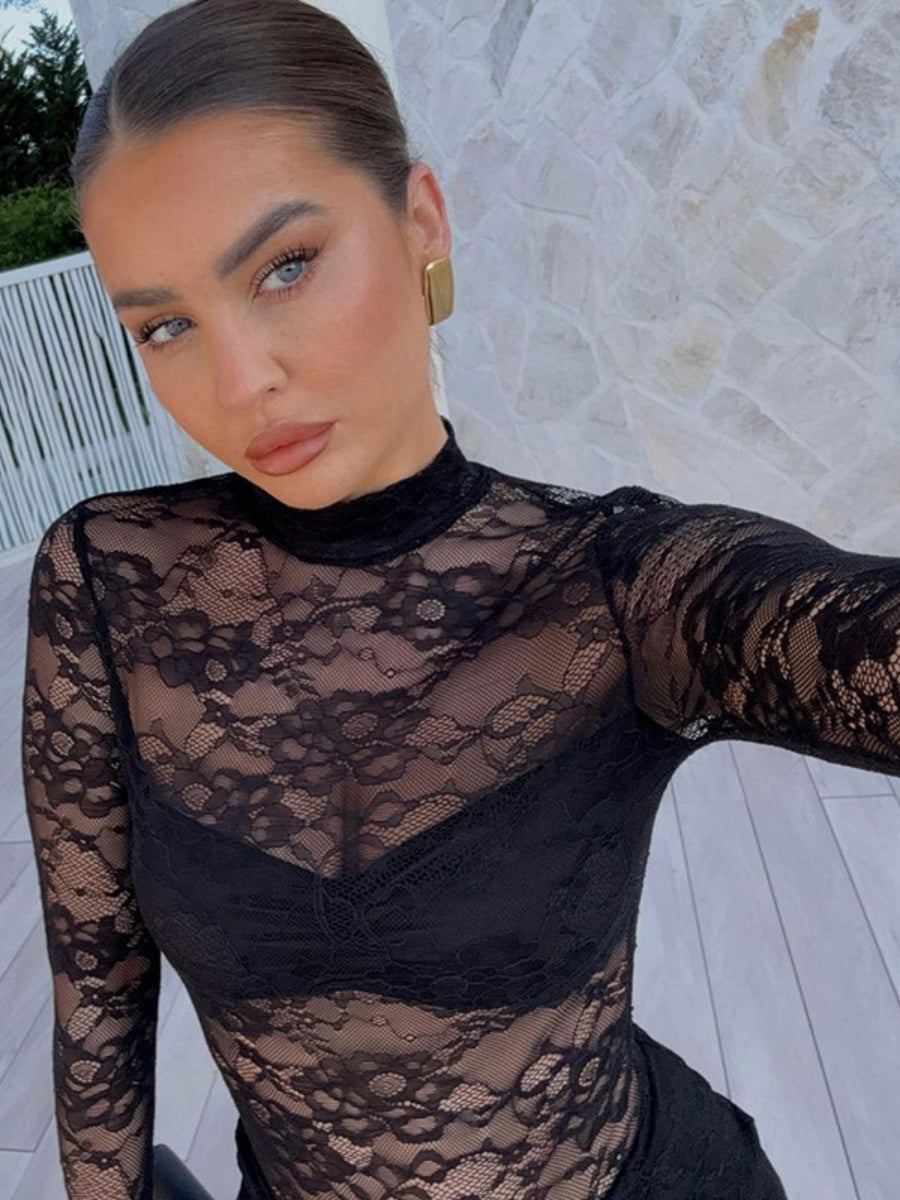 Robe longue moulante en dentelle ajourée et transparente