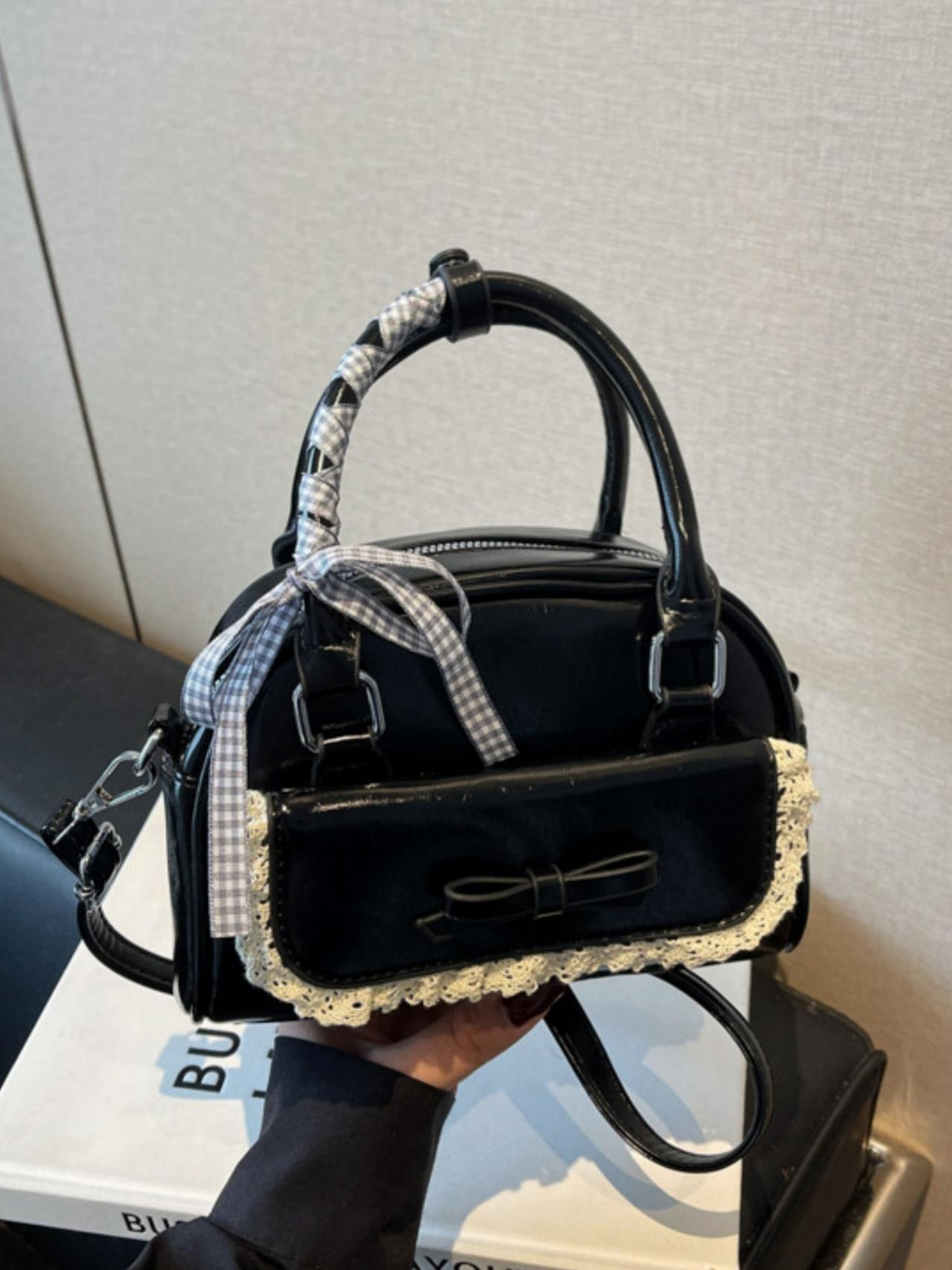 Sac à main orné de dentelle