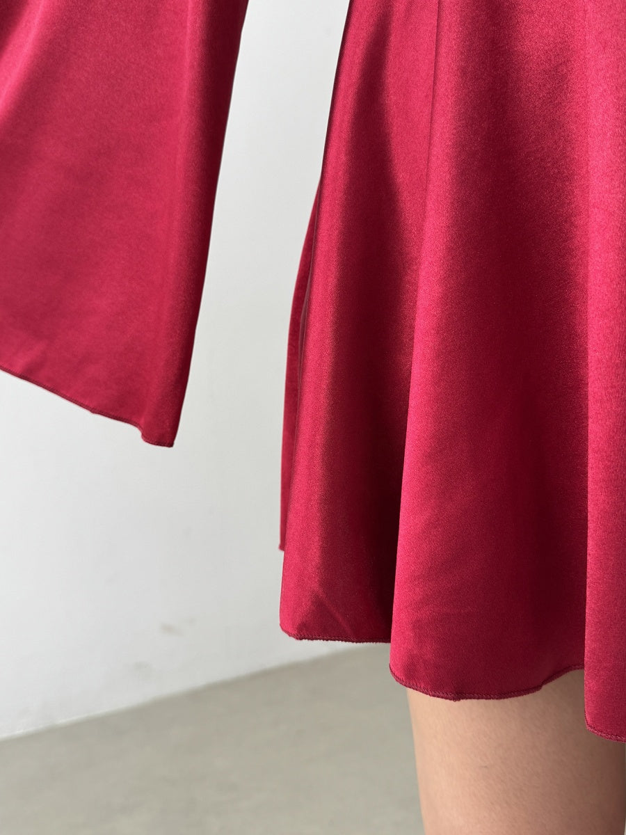 Mini- und kurze Kleider mit V-Ausschnitt, langen Ärmeln und ausgestellten Ärmeln