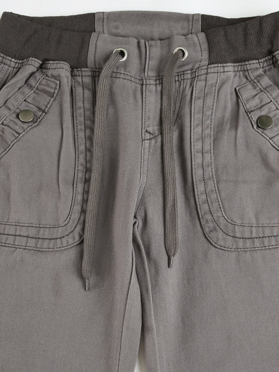 Retro-Jeans mit Taschen, farblich abgesetztem Rippstrick und niedrigem Bund