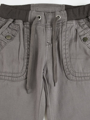 Retro-Jeans mit Taschen, farblich abgesetztem Rippstrick und niedrigem Bund