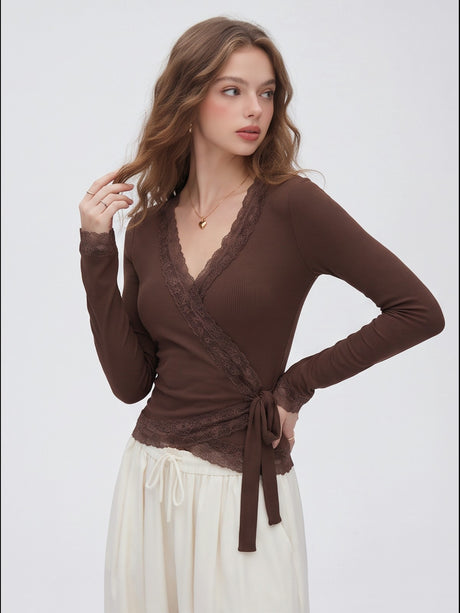 Lace-trimmed V-neck Bell Sleeve Slim Fit T-shirt