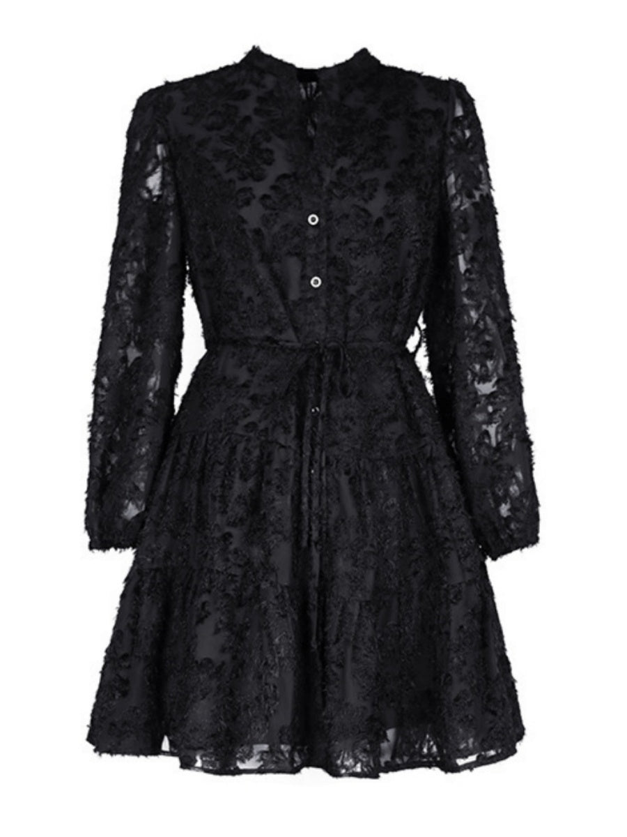 Robes courtes et mini à manches longues en tissu texturé avec découpe florale, idéales pour les trajets quotidiens.