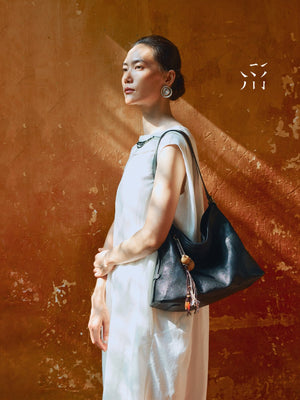 A Single Glance Reveals A Refined And Elegant Style. Hobo Medium-sized Vegetable-tanned Calfskin Commuter Shoulder/crossbody Bag For Spring.