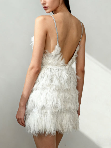 Débardeurs à décolleté plongeant, robes courtes et mini ornées de plumes blanches