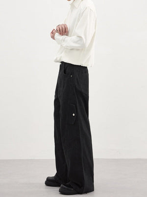 Dekonstruierte Vintage-Cargohose mit doppelseitiger Knopfleiste, weitem Schnitt und geradem Bein.