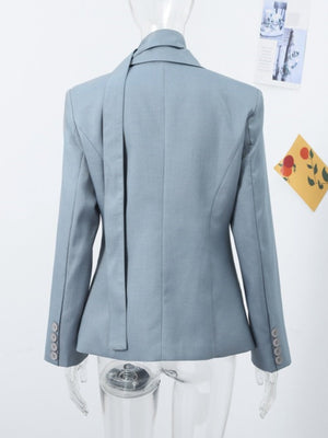 Blazer mit V-Ausschnitt, einreihiger Knopfleiste, zwei Taschen, Taillenband und figurformender Wirkung – ideal für Pendler