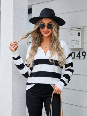 Gestreifter Strickpullover mit Polokragen in passender Farbe