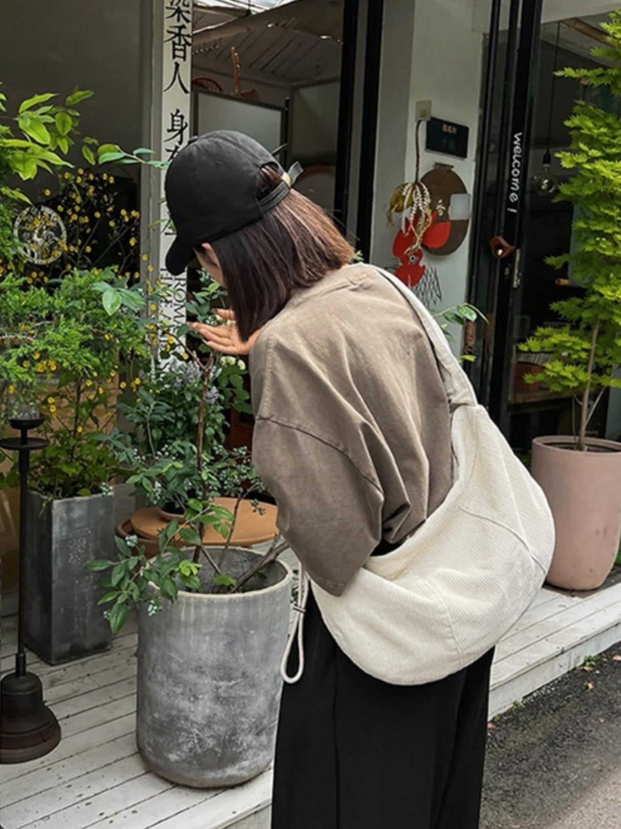 Gestreifte Cord-Umhängetasche