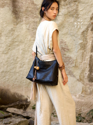 A Hobo Bag Made Of Vegetable-tanned Cowhide With Magnetic Pockets, Perfect For Crossbody, Tote, Or Shoulder Use. A Spring Women's Bag.