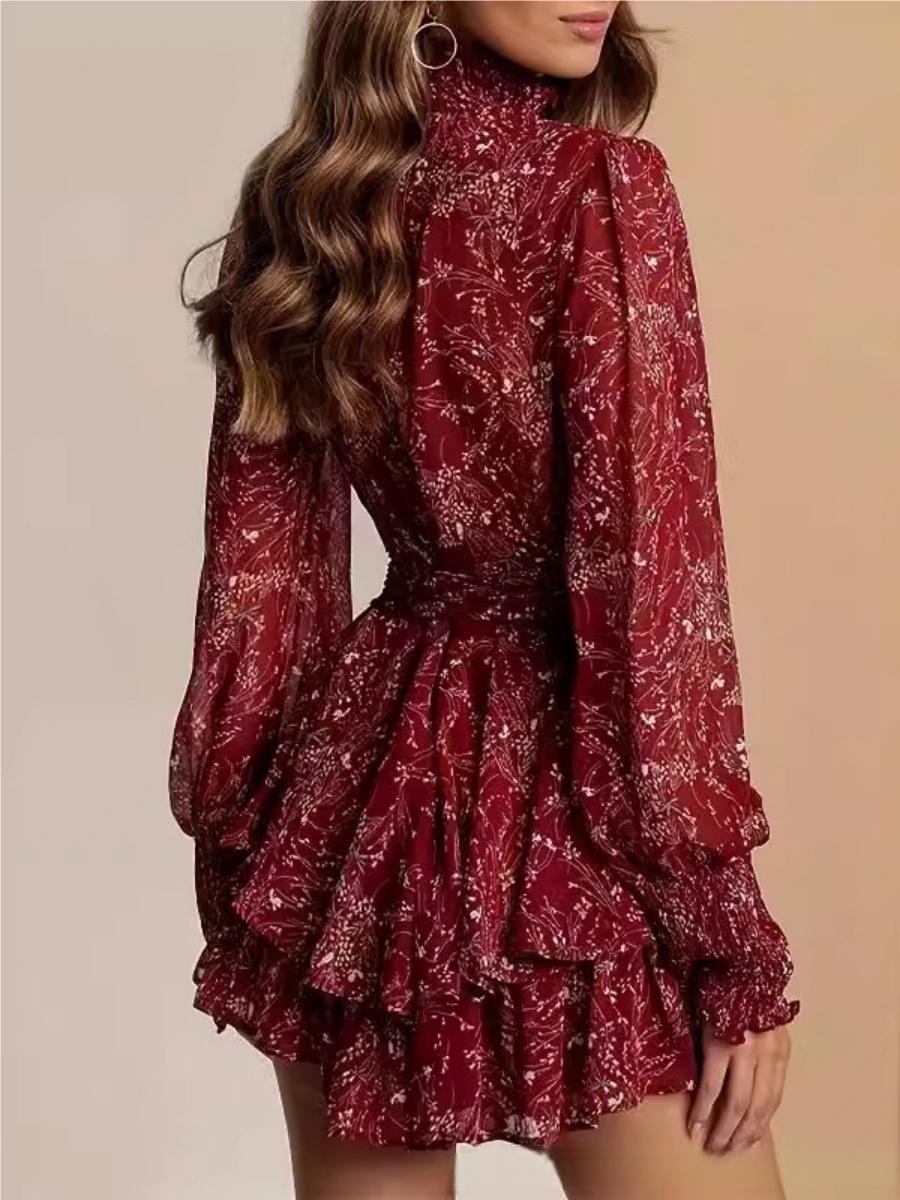 Rollkragenpullover, Holzohrgürtel, geblümte Mini- und kurze Kleider