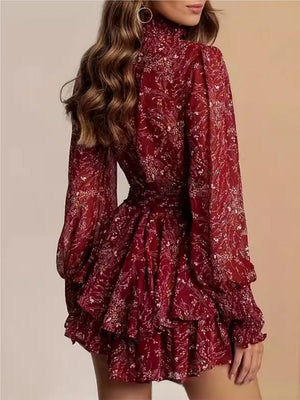 Rollkragenpullover, Holzohrgürtel, geblümte Mini- und kurze Kleider