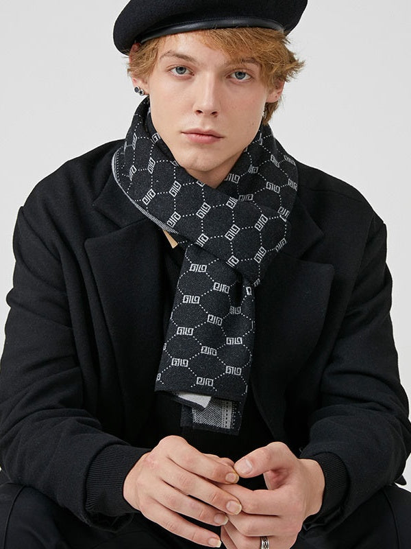 Écharpes longues à carreaux et pompons