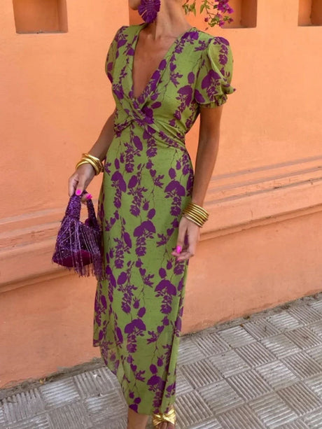 Robe maxi plissée à manches courtes et col en V à imprimé floral