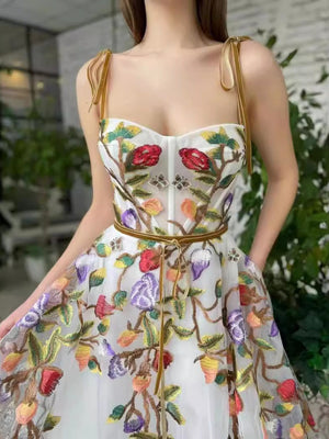 Robe longue bustier en maille à broderie florale 3D blanche