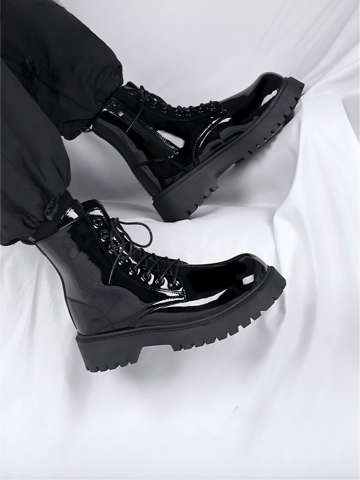 Glänzende schwarze Martin-Stiefel