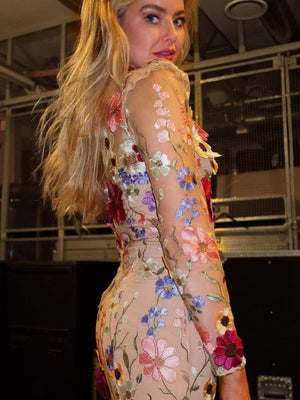 Rundhalsausschnitt, farbenfrohes, dreidimensionales, floral besticktes Netzgewebe, schmale Passform, figurbetontes Meerjungfrauen-Maxikleid