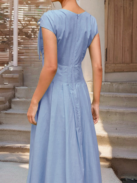 V-neck Tie Waist-cinching Pleats Maxi Dresses