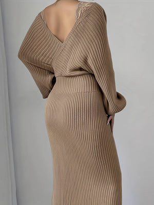 Robe midi moulante en maille à manches chauve-souris et col en V, ornée de dentelle et de broderies, avec manches longues et coutures apparentes.