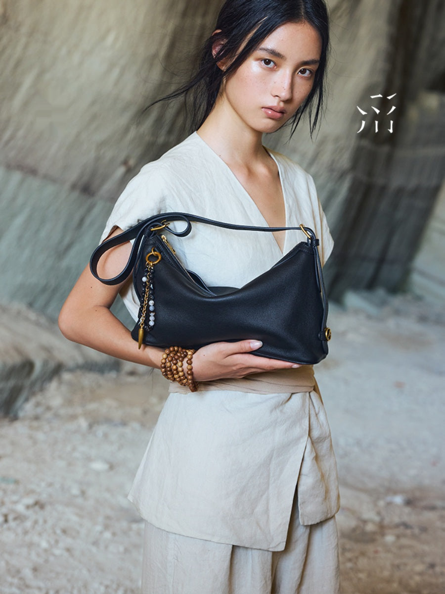 A Small, Soft, Hobo-style Large Shoulder Bag Made Of Top-grain Cowhide Leather, Perfect For Commuting, Versatile, Black, Crossbody, Or Underarm Style.