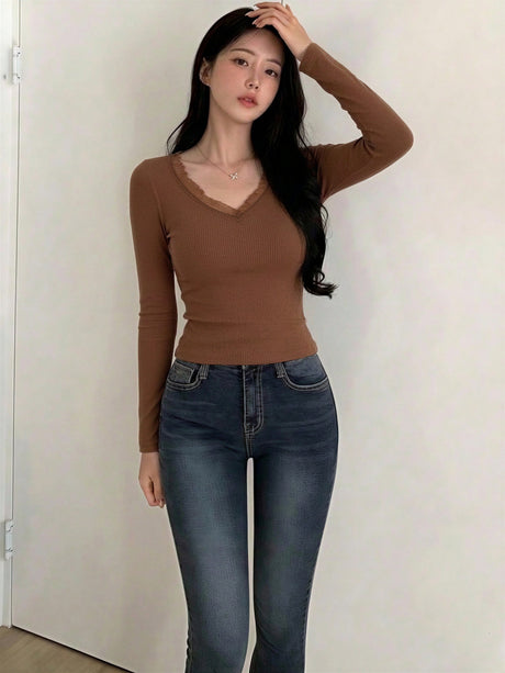 V-neck Lace-trimmed Warm T-shirt