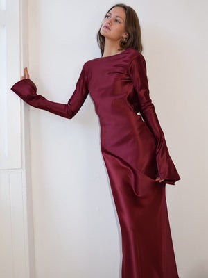 Robe maxi dos nu en satin à manches évasées et fente haute