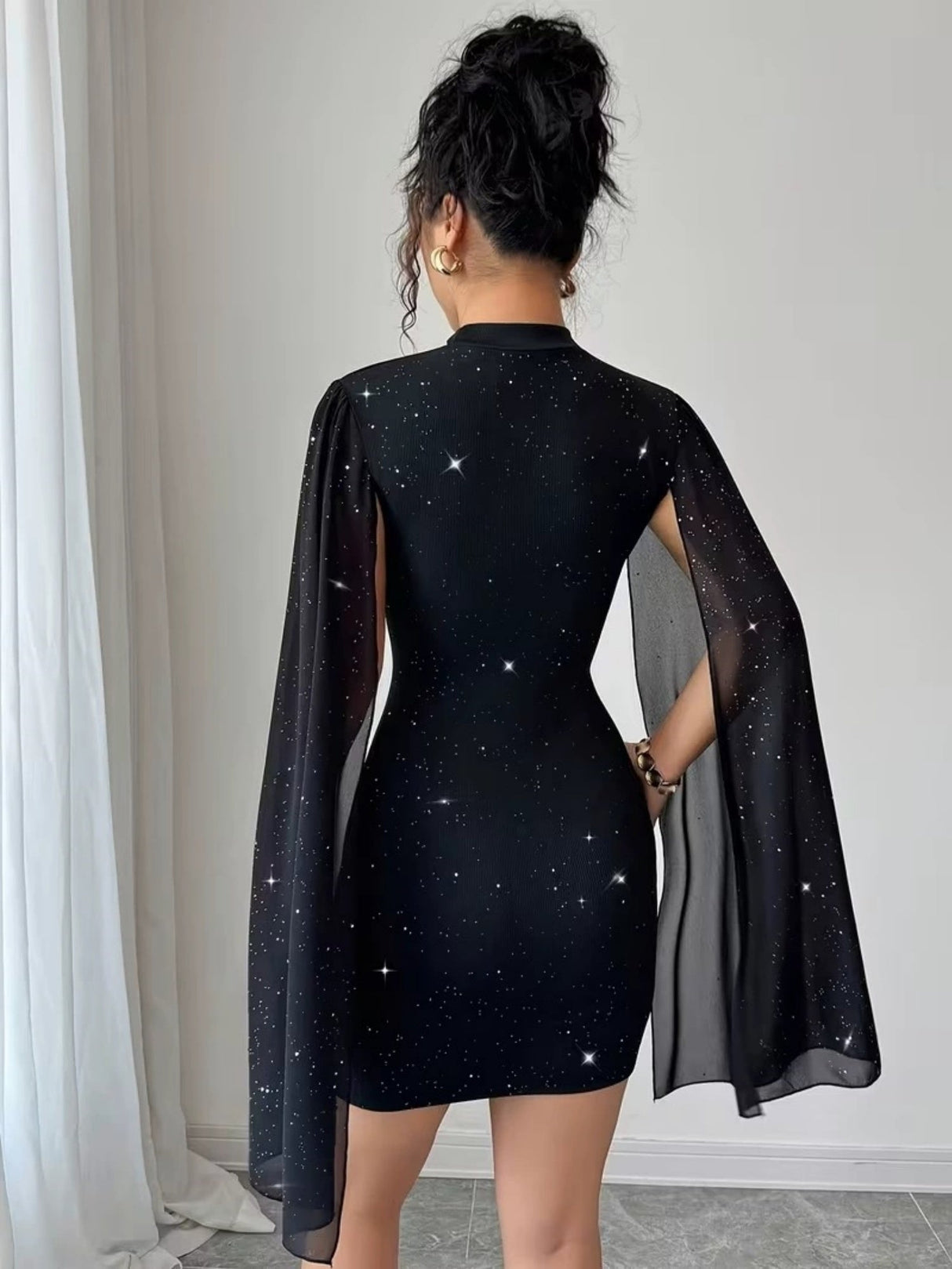 Robes courtes et mini à paillettes en mousseline et cape ajourée au niveau de la poitrine