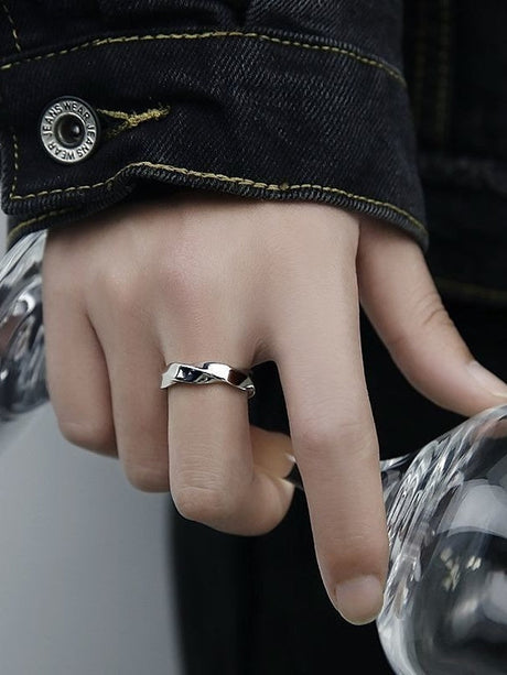 Möbius Simple Rings