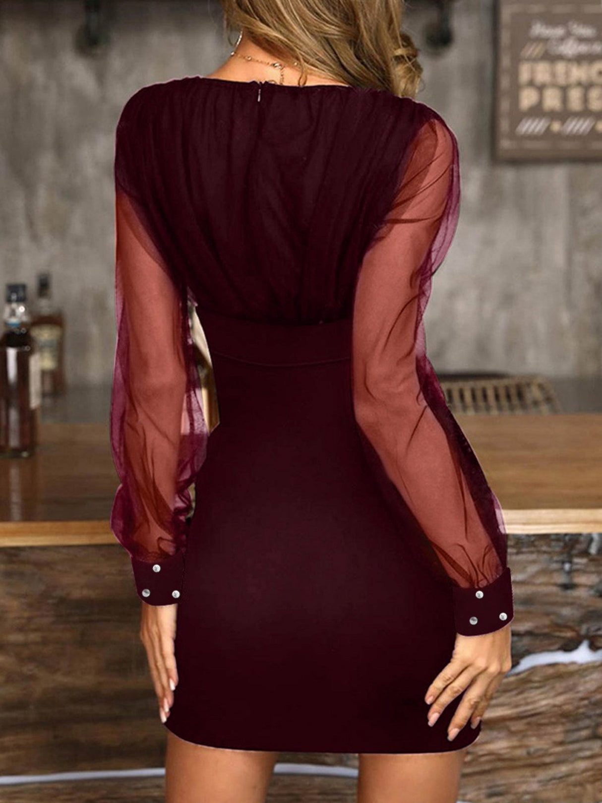 Mini- und Kurzkleider mit Mesh-Einsätzen, Perlenbesatz, V-Ausschnitt und taillierter Passform