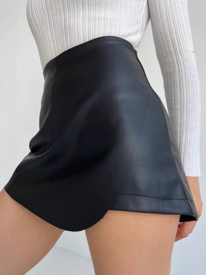 Hochtaillierte, hüftbetonte Röcke und Hosen aus PU-Leder