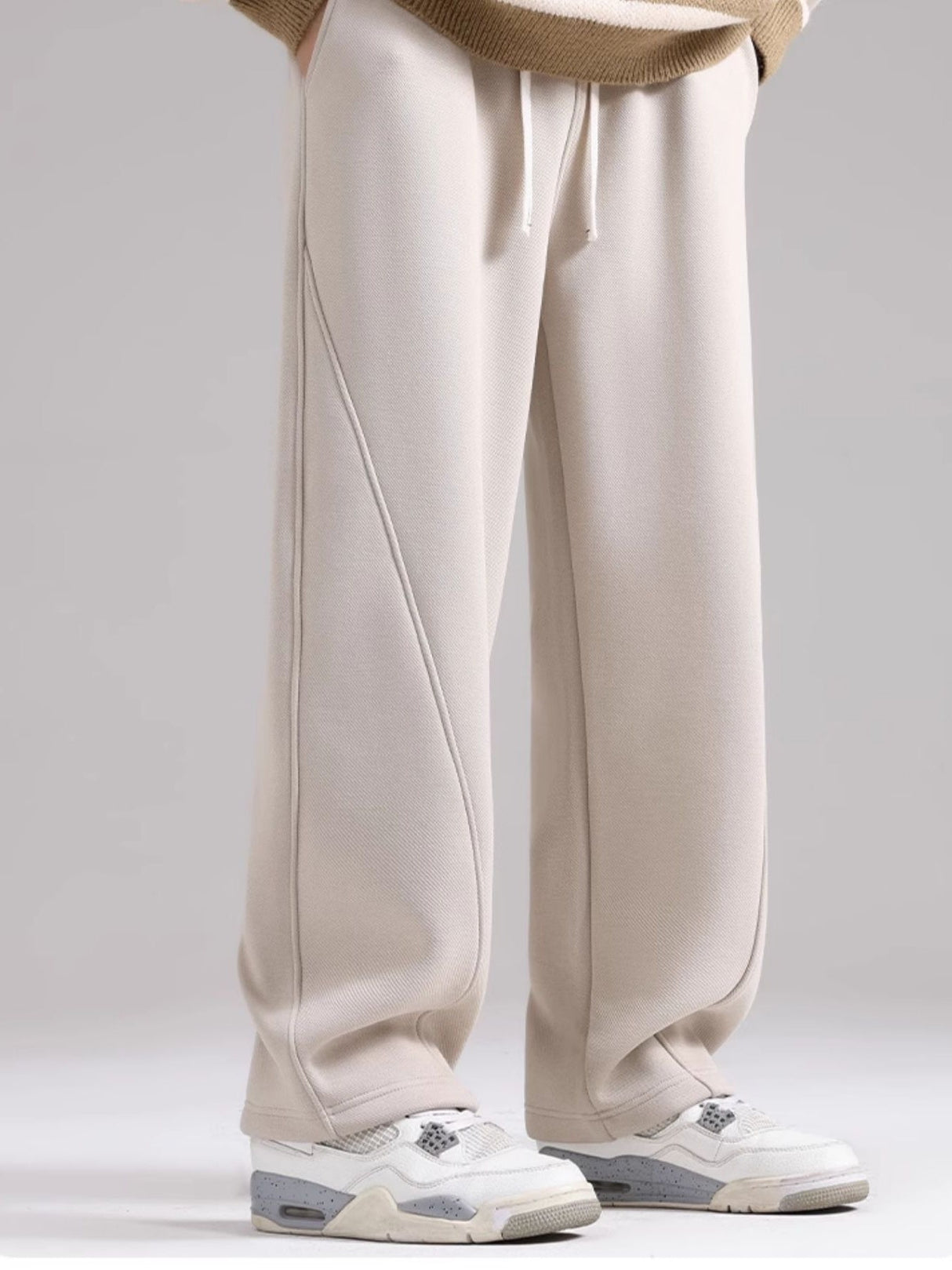 Bananenförmig geschnittene, weite Hose mit geradem Bein