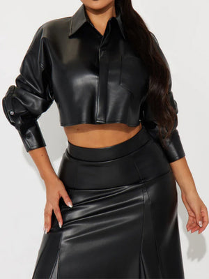 Ensemble 2 pièces : veste courte en cuir avec poche à revers et fermeture éclair sur le devant, jupe longue.