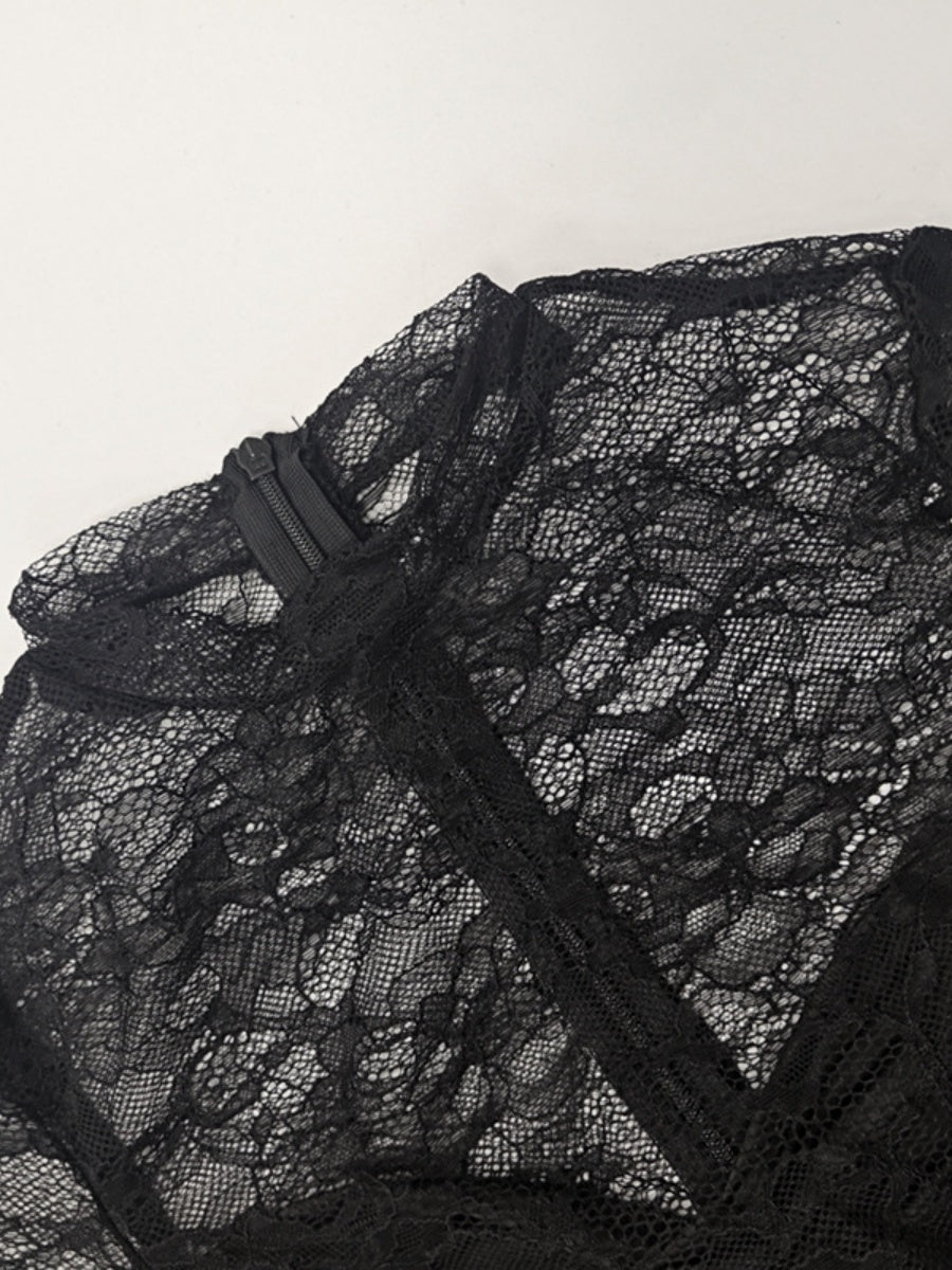 Robe longue moulante en dentelle ajourée et transparente