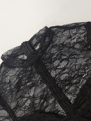 Robe longue moulante en dentelle ajourée et transparente