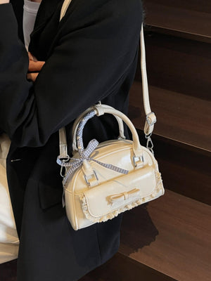 Sac à main orné de dentelle